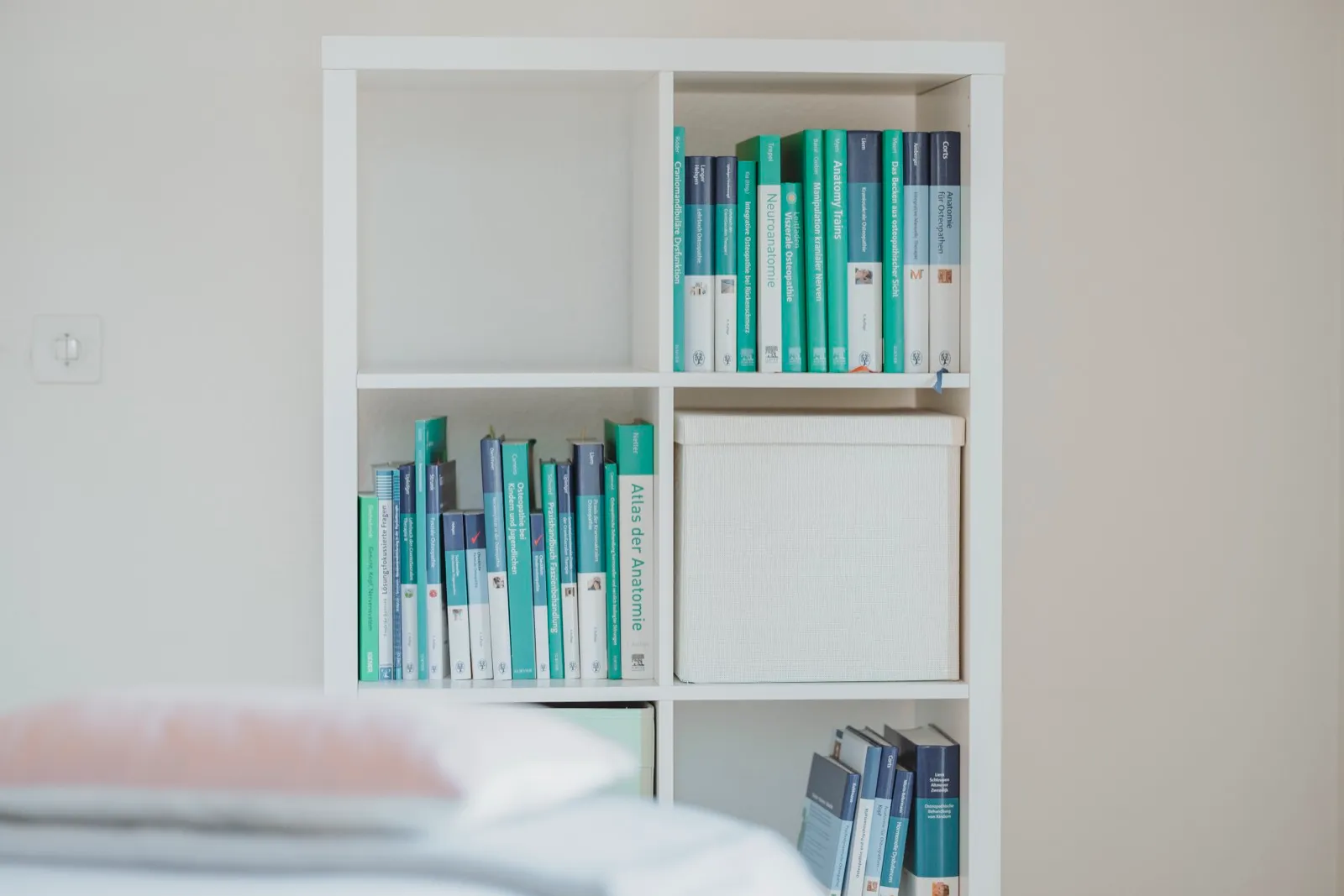 Fachbücher zu Osteopathie, Anatomie und Craniosacral Therapie im Regal der Praxis Zentral.