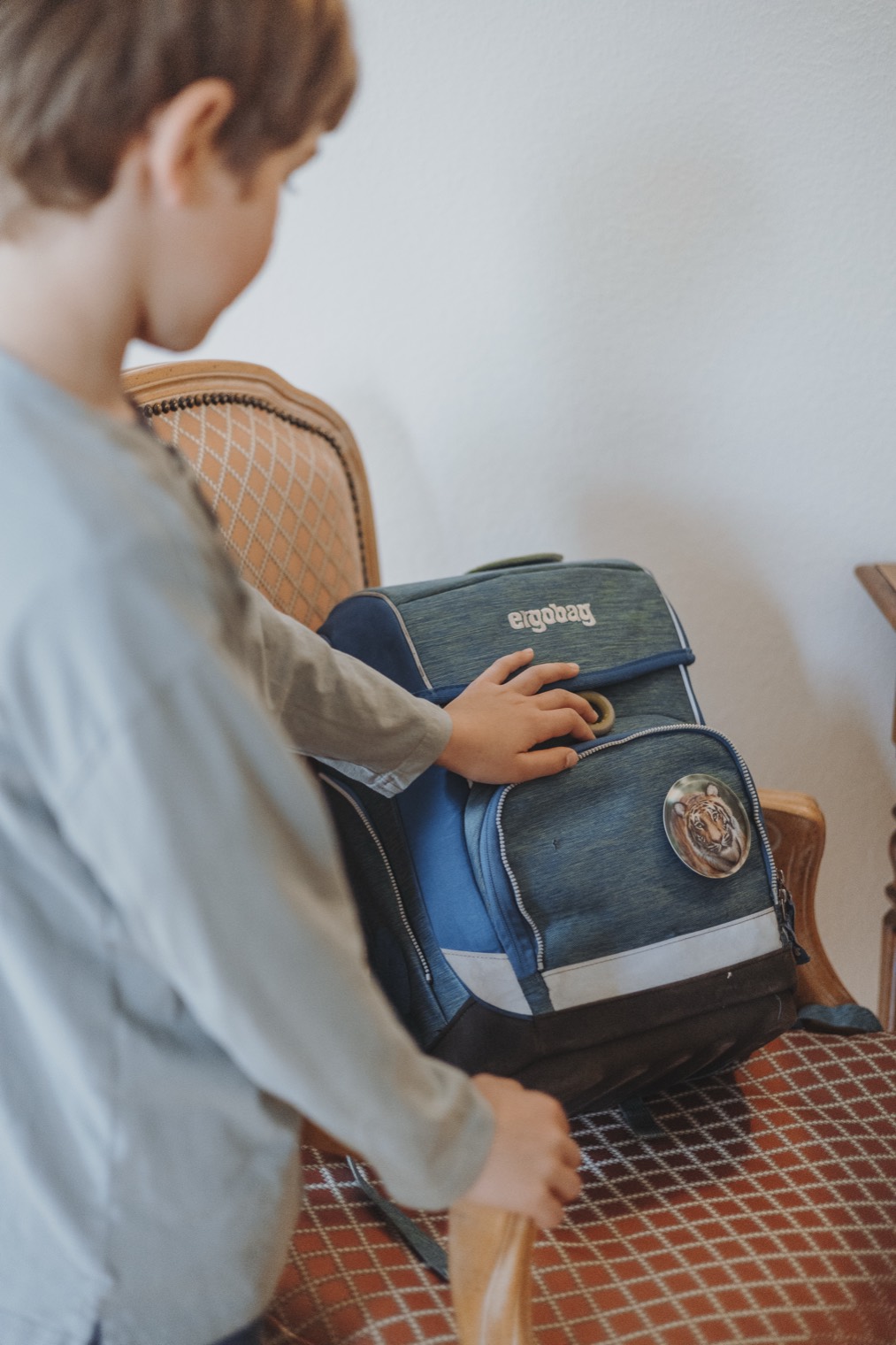 Ein Schulkind packt seinen Schulranzen.